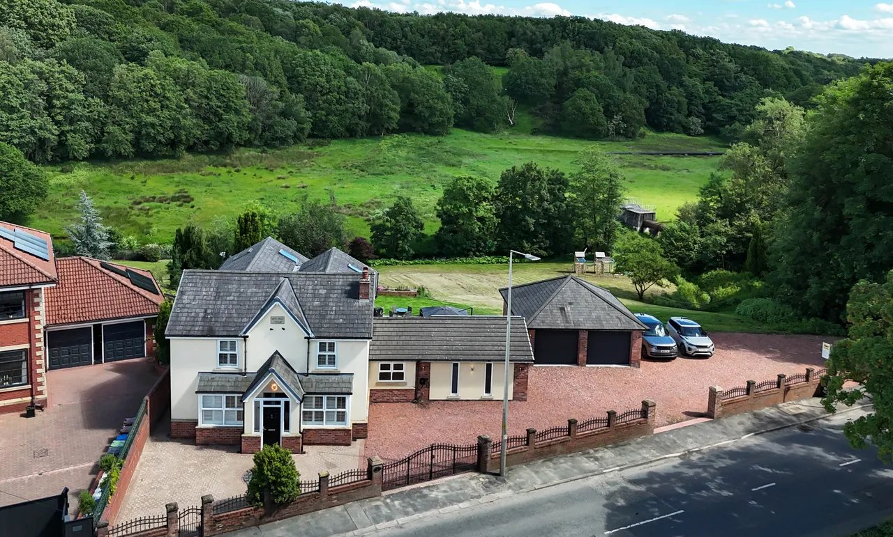 4 bed house for sale, Chorley Road, Standish