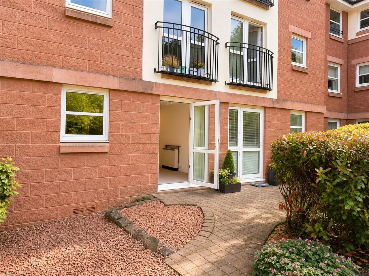 Castle Court, Bothwell, South Lanarkshire, G71 8PD, photo 12