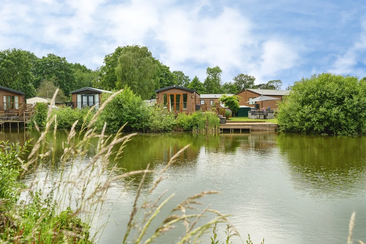 2 bed park home for sale — Waveney Valley Lakes, Wortwell, Harleston