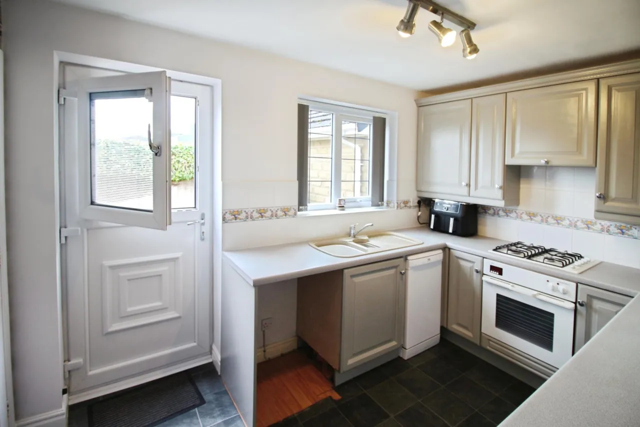 Manor Park, Shaw Cross, WF12, photo 5