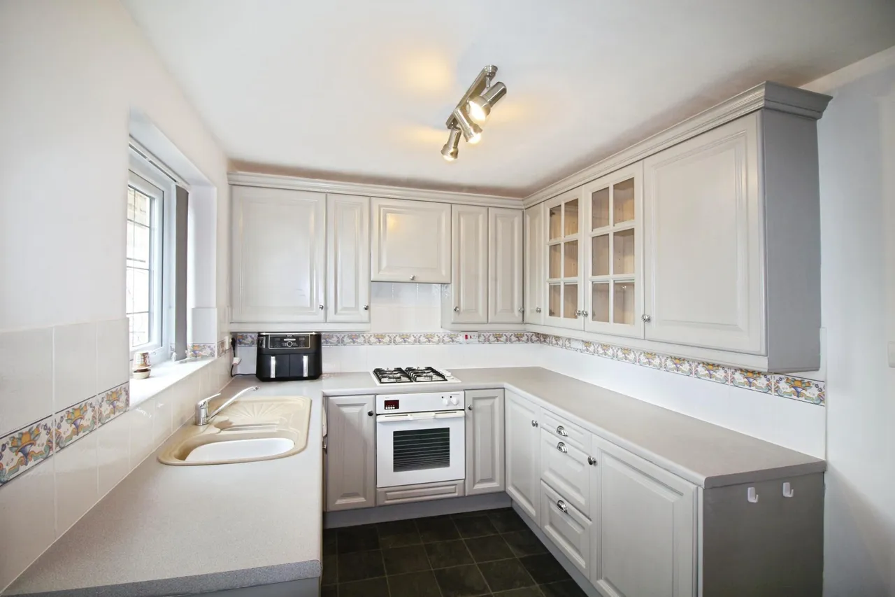 Manor Park, Shaw Cross, WF12, photo 6
