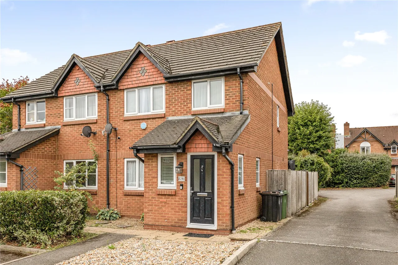 3 bed house for sale, Gardenia Drive, West End, GU24