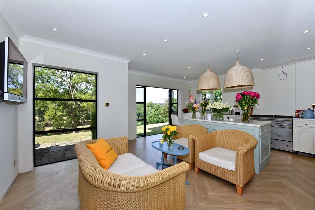 Gibraltar Lane, Cookham, Maidenhead, Berkshire, SL6 9TR, photo 3