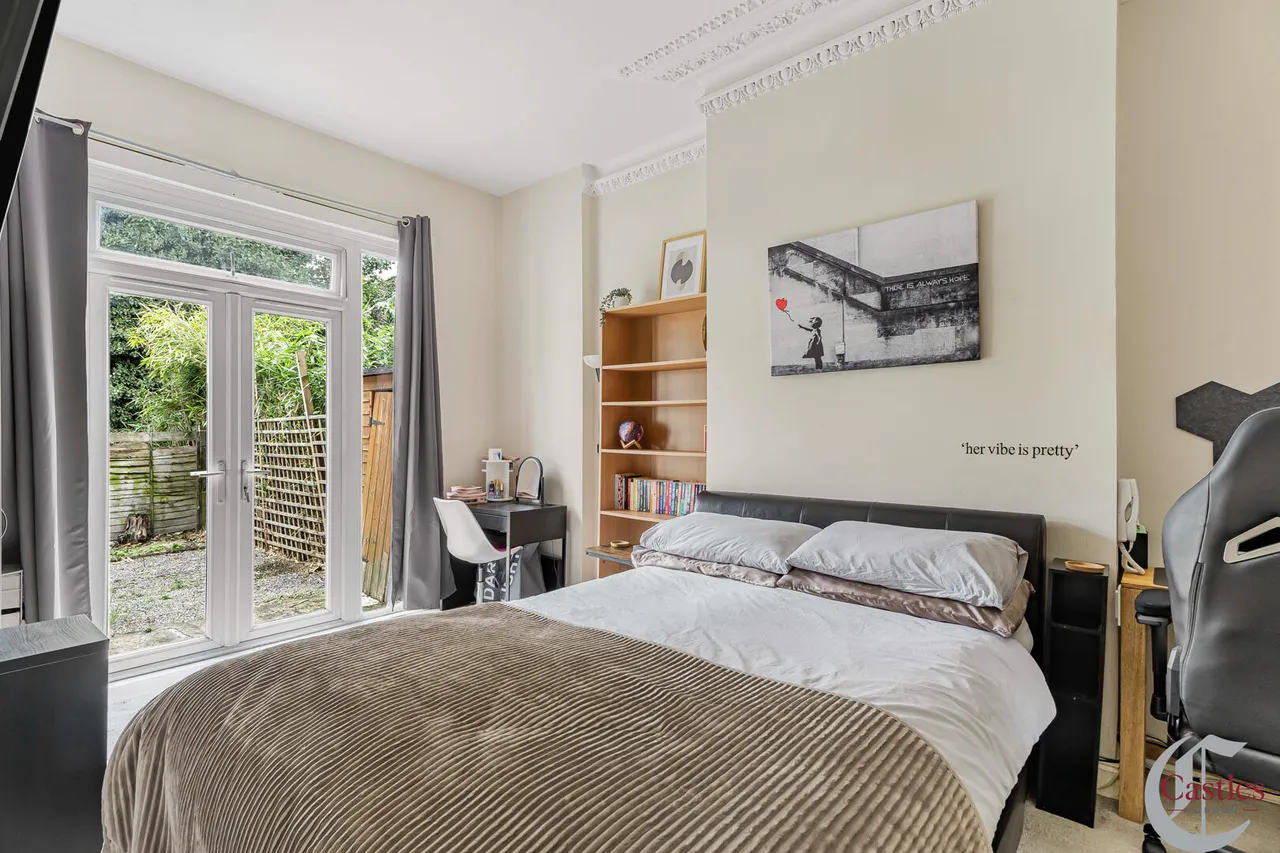 High Road, N22, photo 3