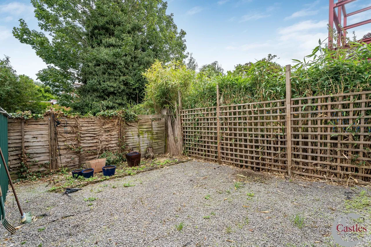 High Road, N22, photo 5