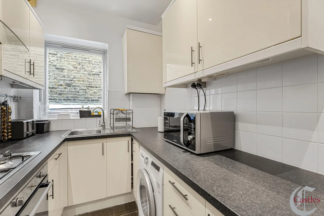 High Road, N22, photo 13