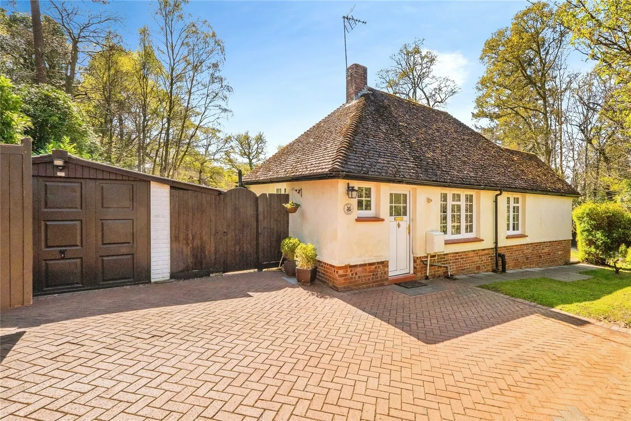 Hampers Lane, Storrington, RH20, photo 22