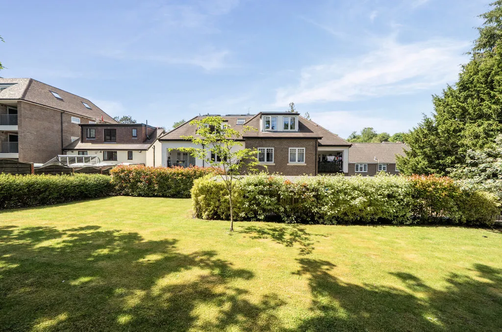 1 Woodcote Valley Road, Purley CR8 3AH, photo 17