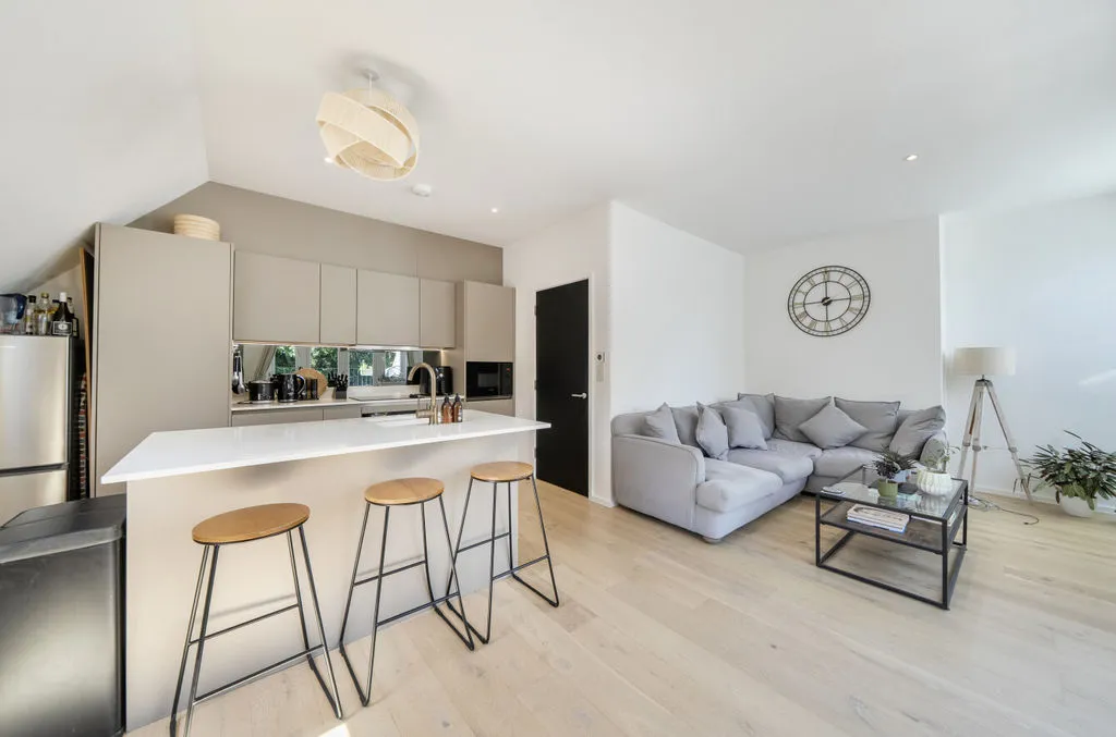 3 bed flat for sale — 1 Woodcote Valley Road, Purley CR8 3AH