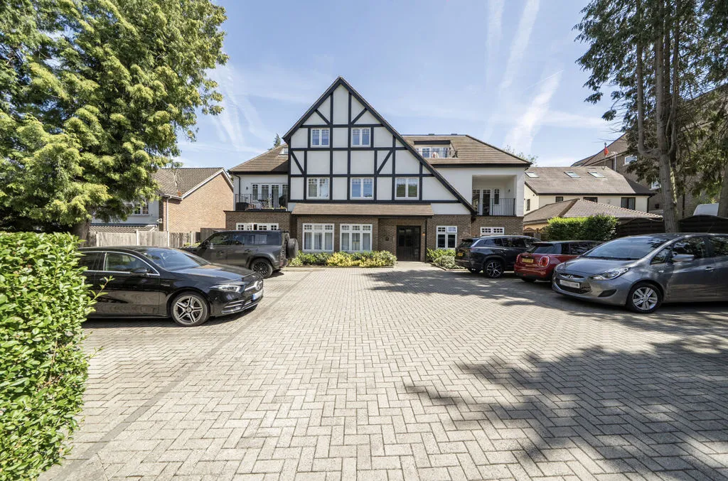 1 Woodcote Valley Road, Purley CR8 3AH, photo 2