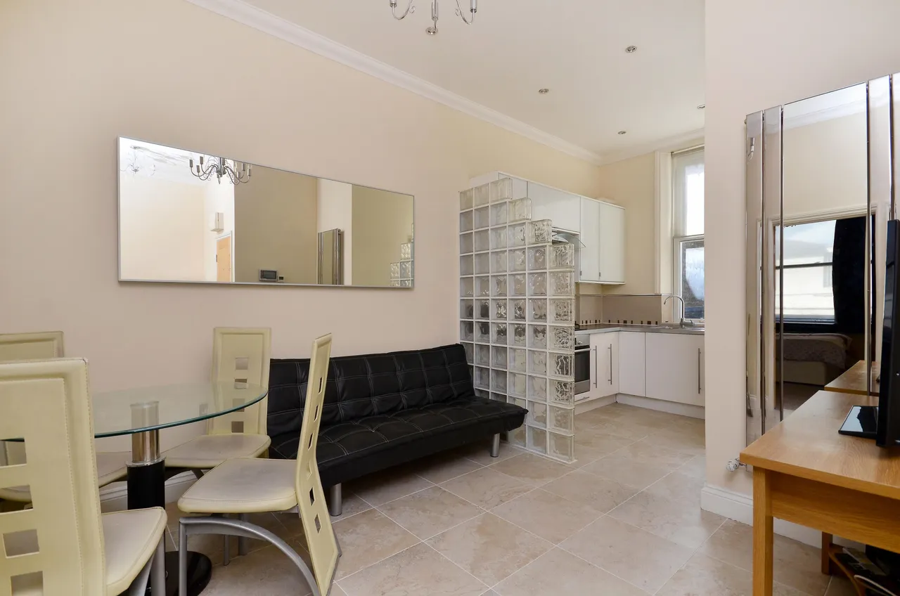 2 bed flat to rent — First Floor, 71 Westbourne Grove, London