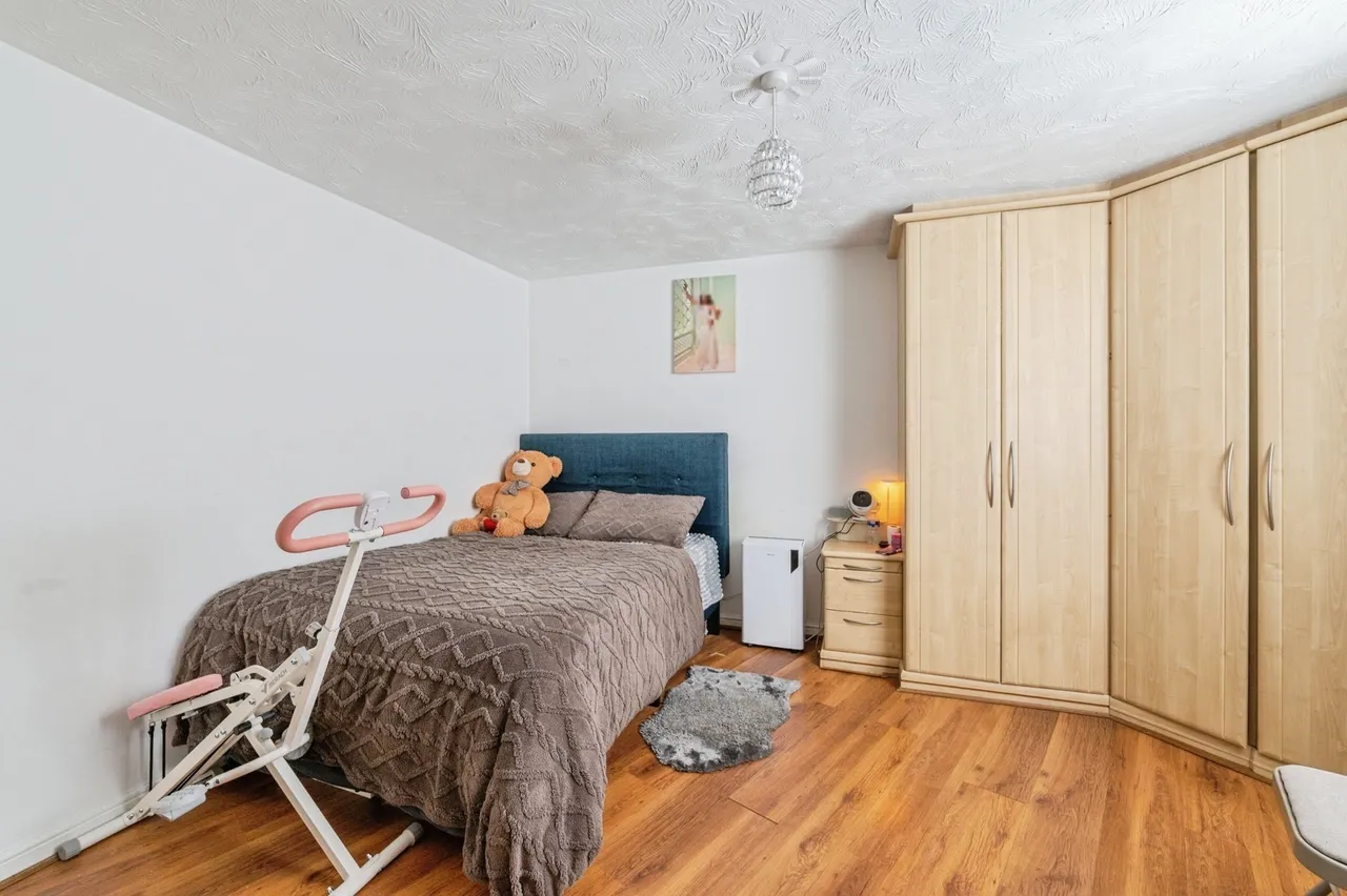Sewell Close, Chafford Hundred, Grays, Essex, RM16, photo 3