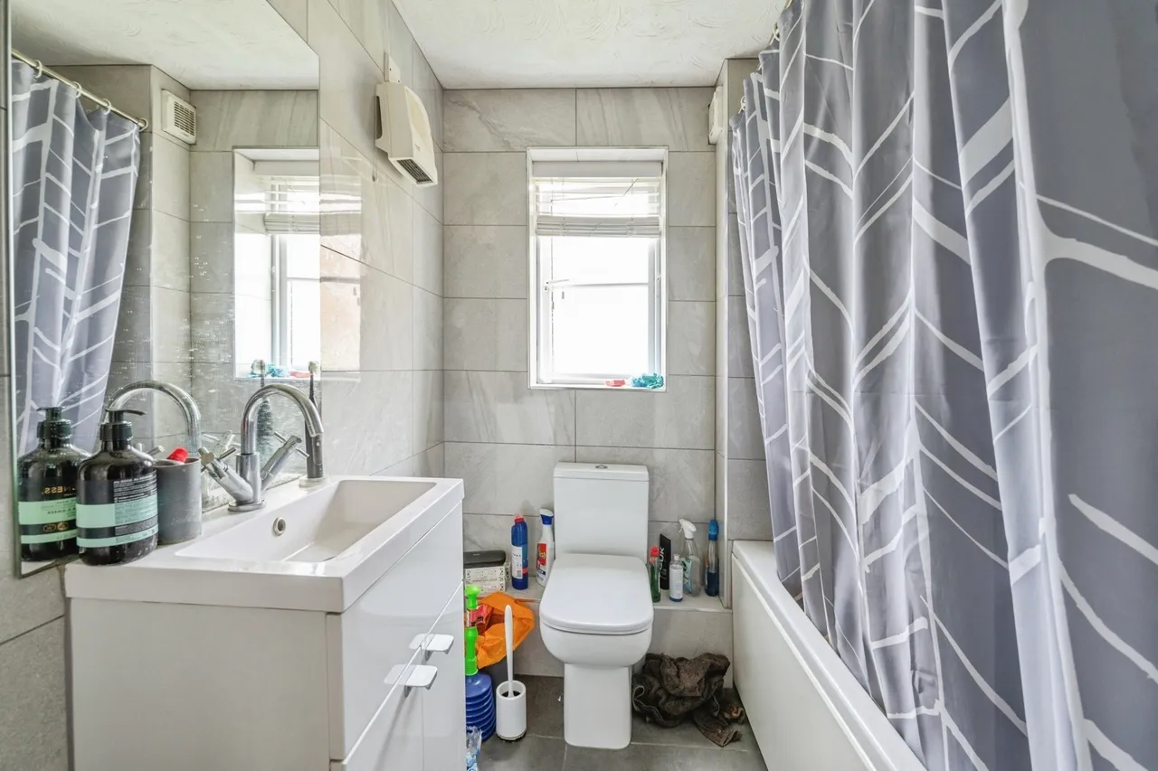 Sewell Close, Chafford Hundred, Grays, Essex, RM16, photo 6