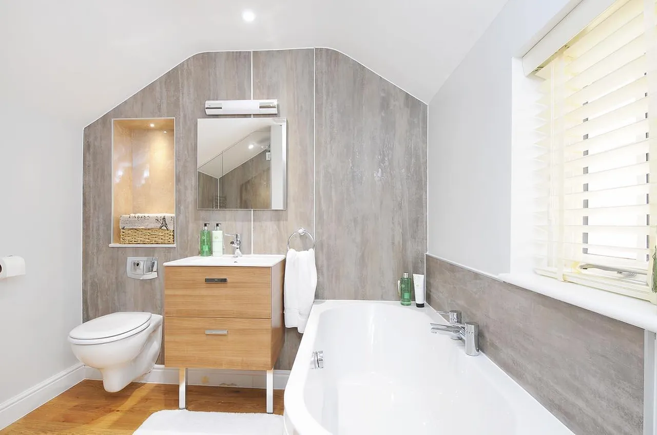 Black Horse Way Horsham RH12, photo 5