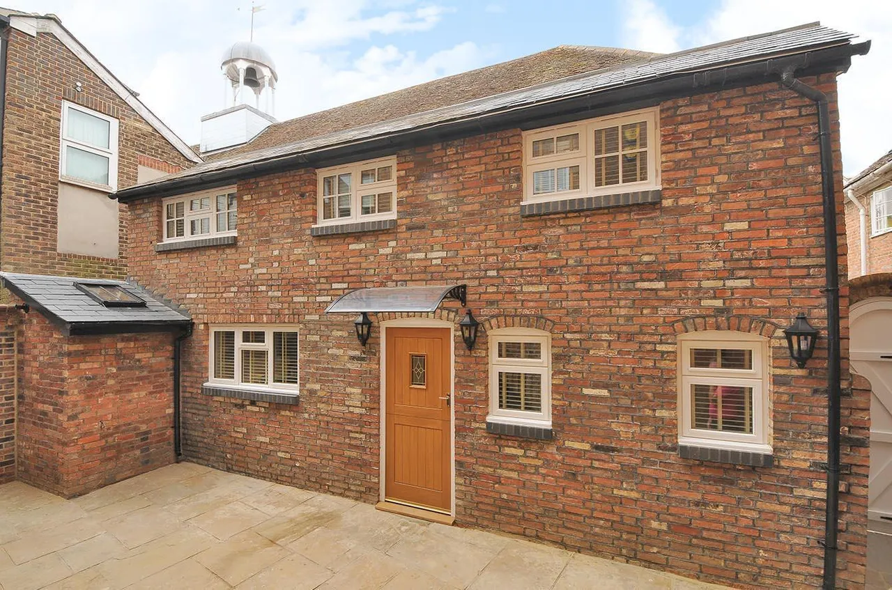 1 bed house to rent — Black Horse Way Horsham RH12