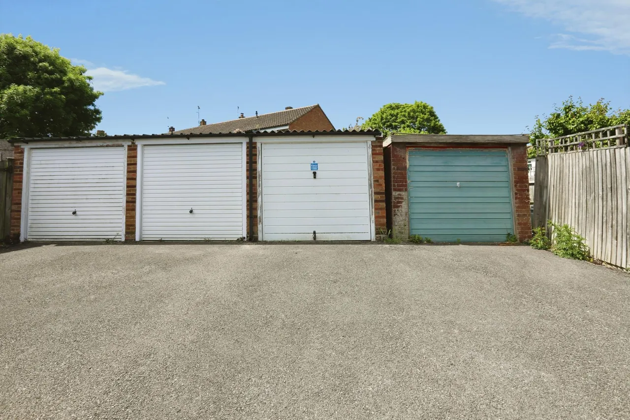 Corsletts Avenue, Horsham, RH12, photo 15