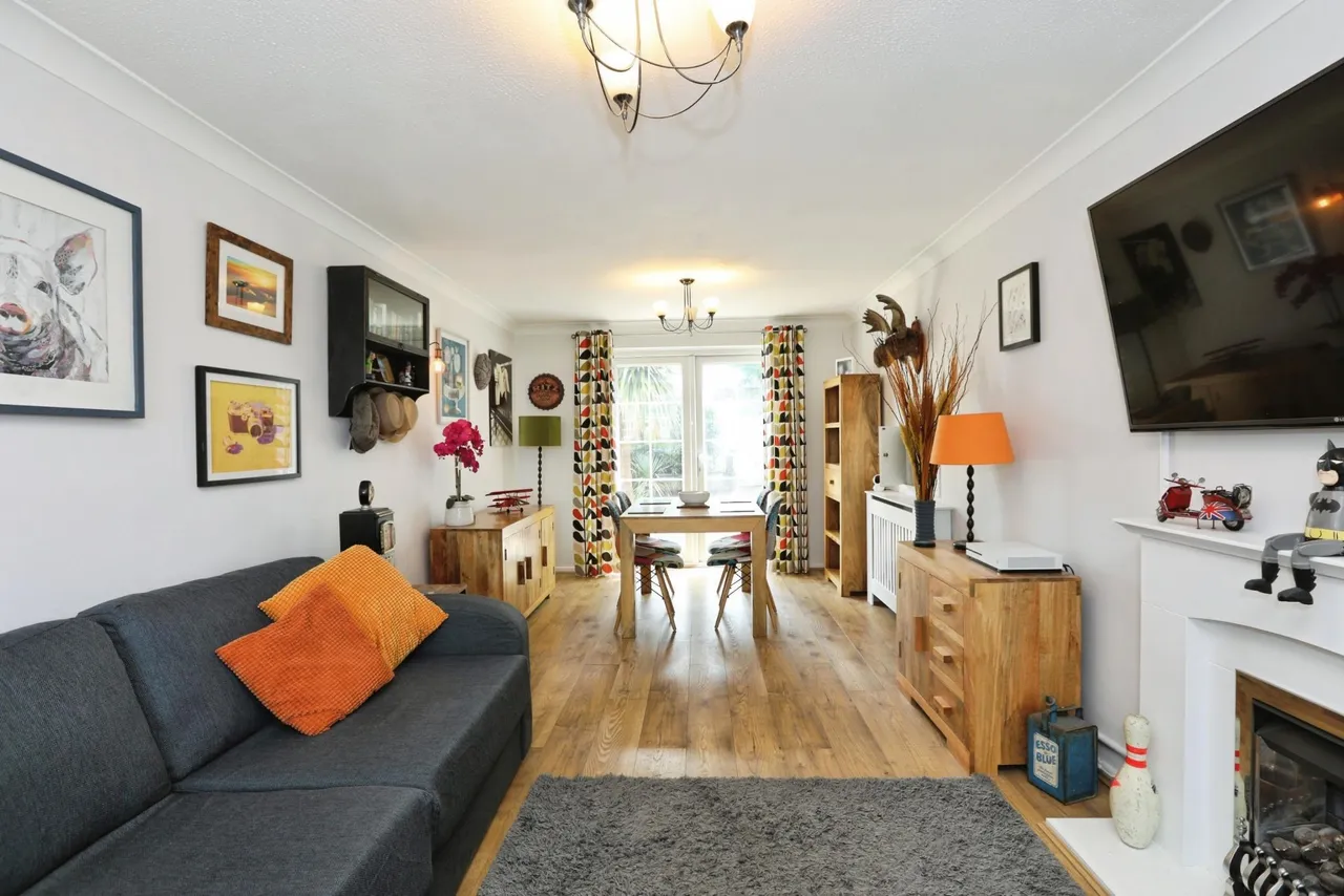 Corsletts Avenue, Horsham, RH12, photo 2
