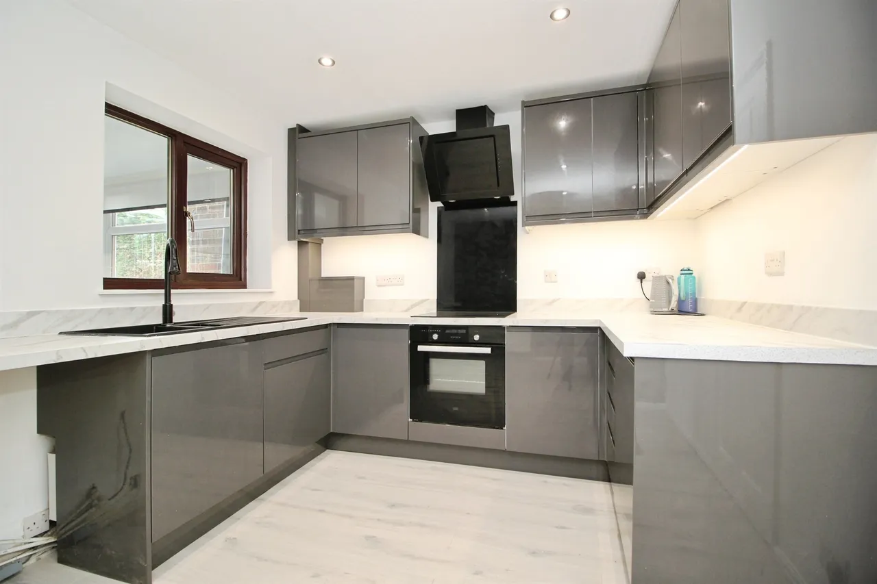 Springwell Court, Tingley, Wakefield, photo 8