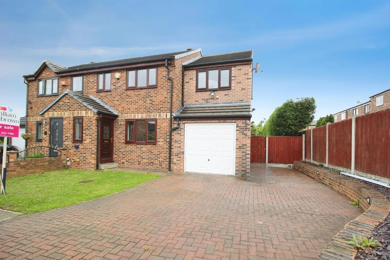 4 bed house for sale — Springwell Court, Tingley, Wakefield