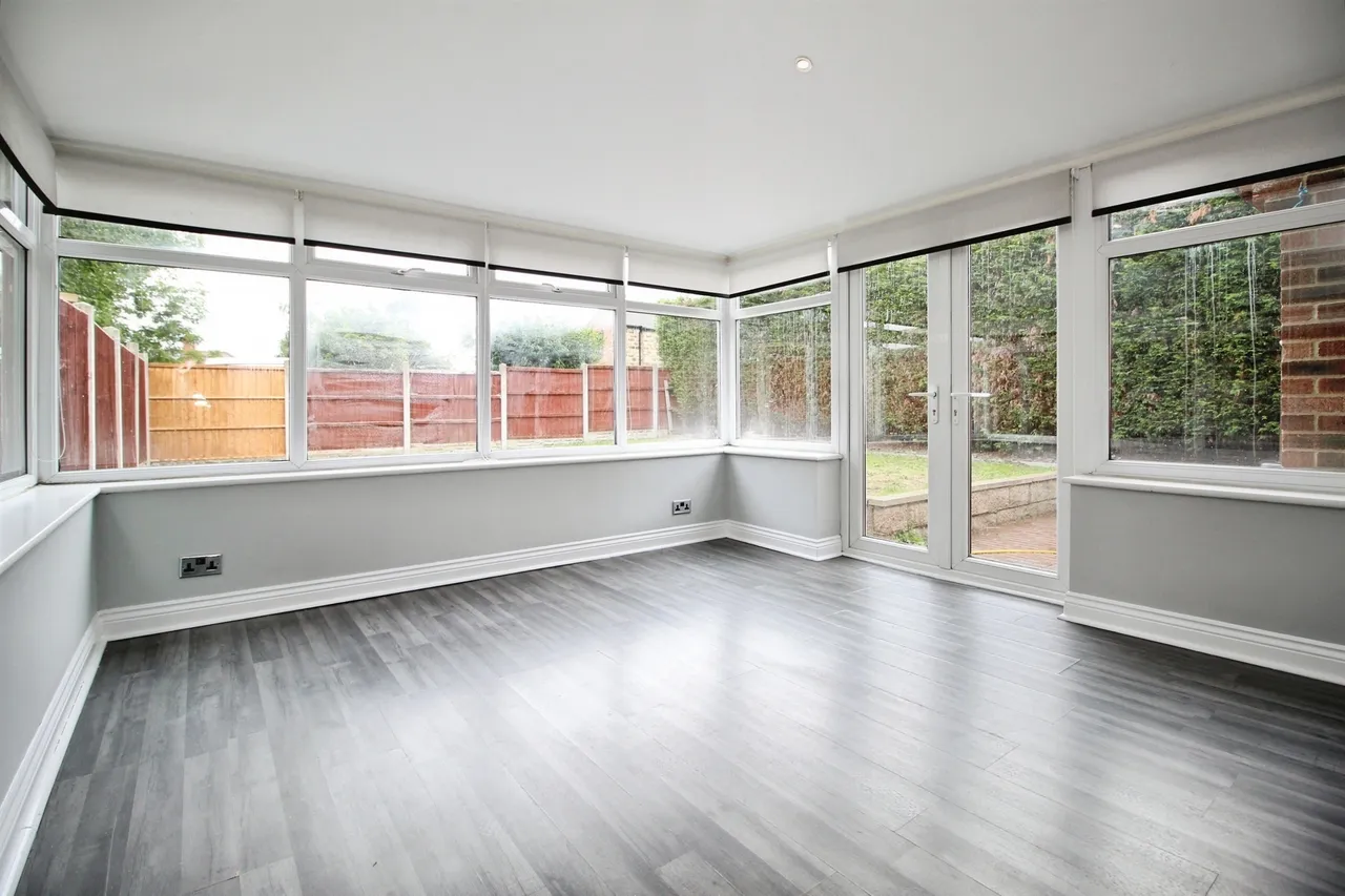 Springwell Court, Tingley, Wakefield, photo 4