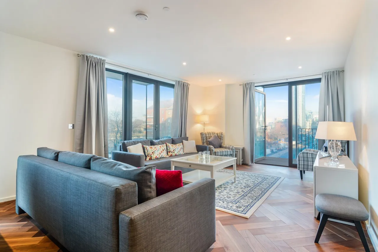 2 bed flat to rent, Embassy Gardens, SW11