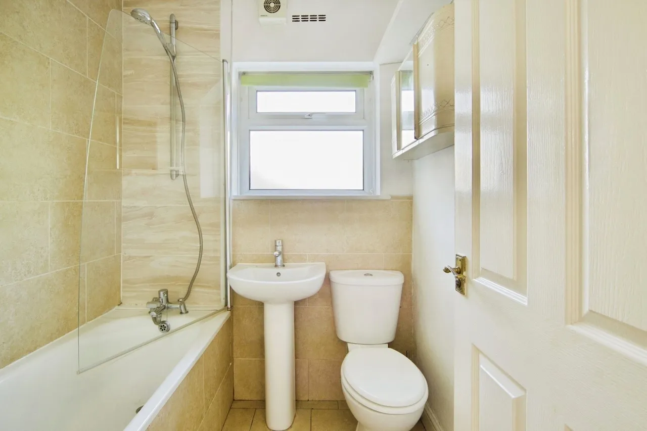 The Parade, Havering-Atte-Bower, RM4, photo 11