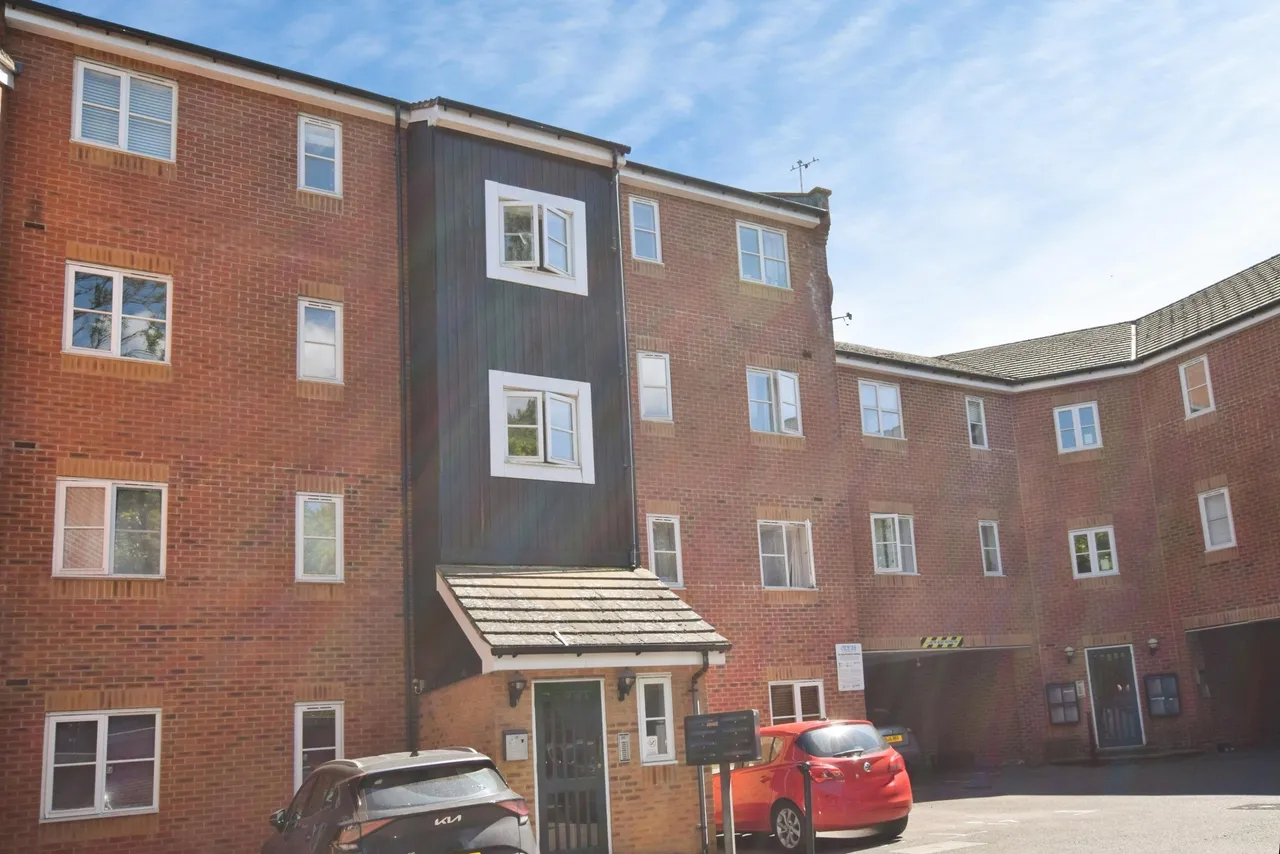 2 bed flat to rent — London Road, Apsley, HP3