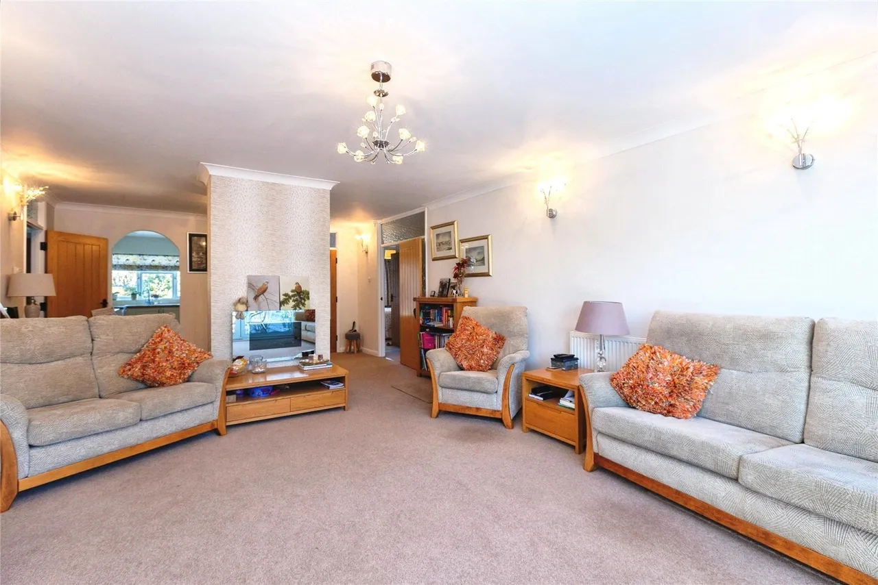 Manor Farm Close, Weston Turville, Aylesbury, Buckinghamshire, HP22, photo 6