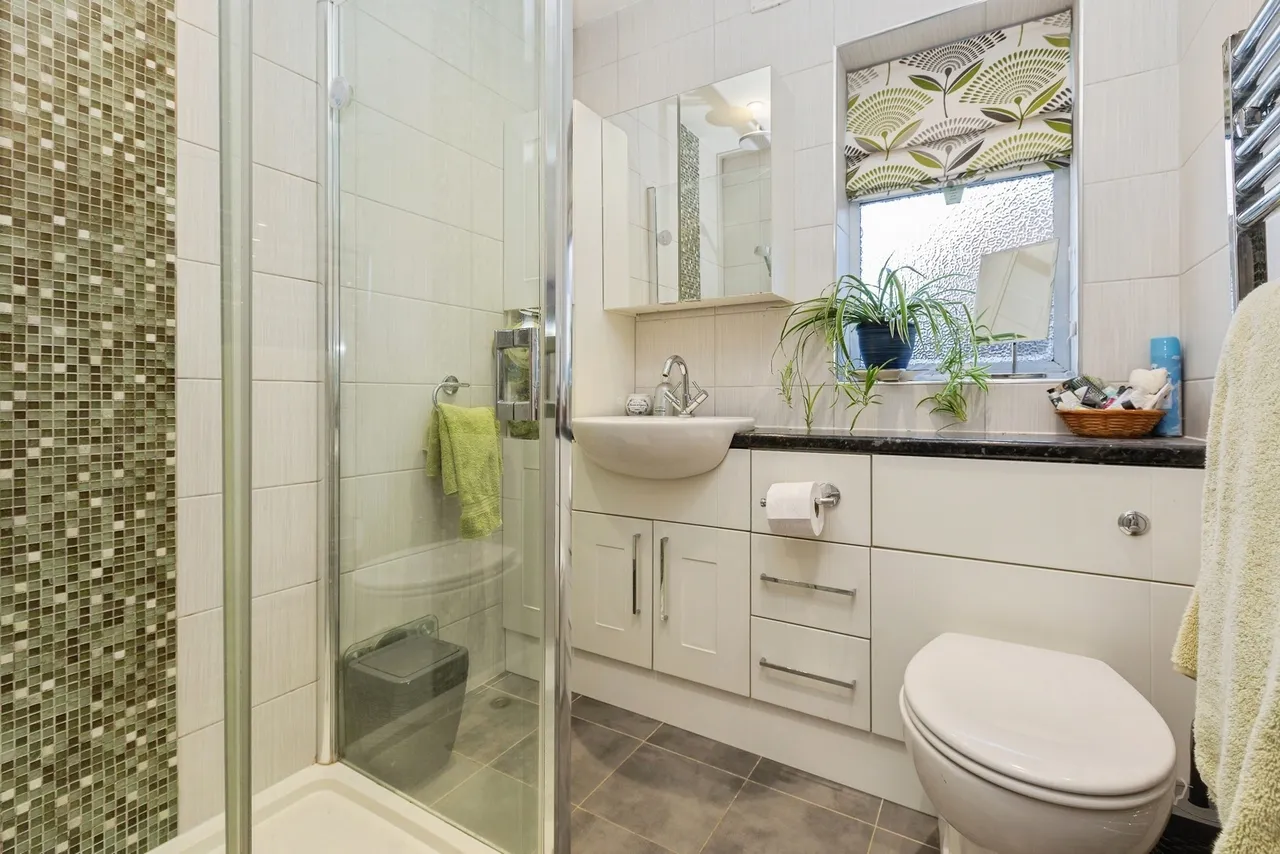 Manor Farm Close, Weston Turville, Aylesbury, Buckinghamshire, HP22, photo 16