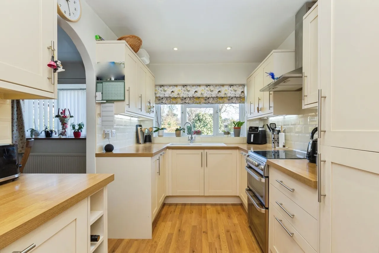 Manor Farm Close, Weston Turville, Aylesbury, Buckinghamshire, HP22, photo 9