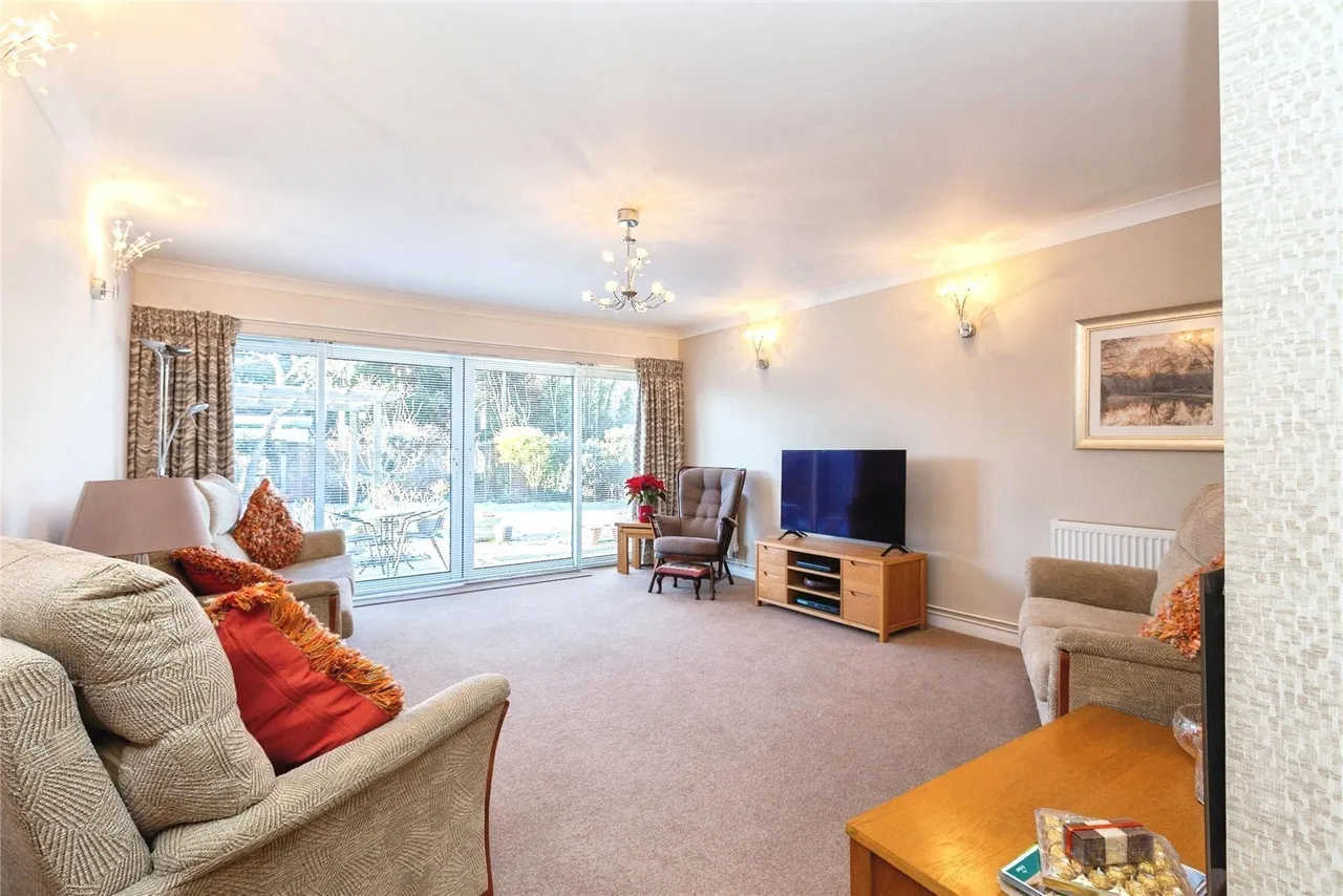 Manor Farm Close, Weston Turville, Aylesbury, Buckinghamshire, HP22, photo 3