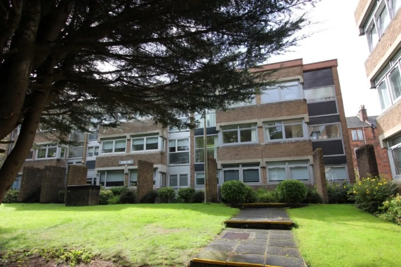 1 bed flat to rent — SHAWLANDS- Balfour Court, Lethington Ave- G41 3HB