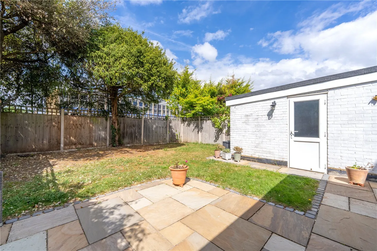 Sunna Gardens, Sunbury, TW16 5EE, photo 2