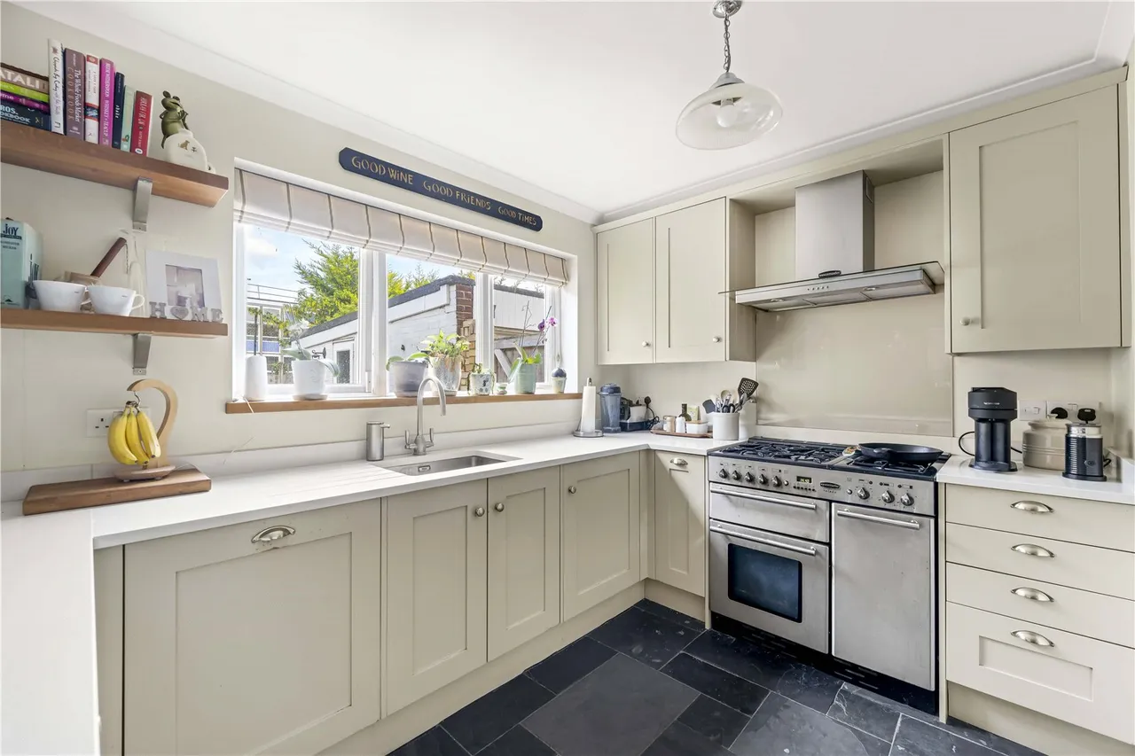 Sunna Gardens, Sunbury, TW16 5EE, photo 4