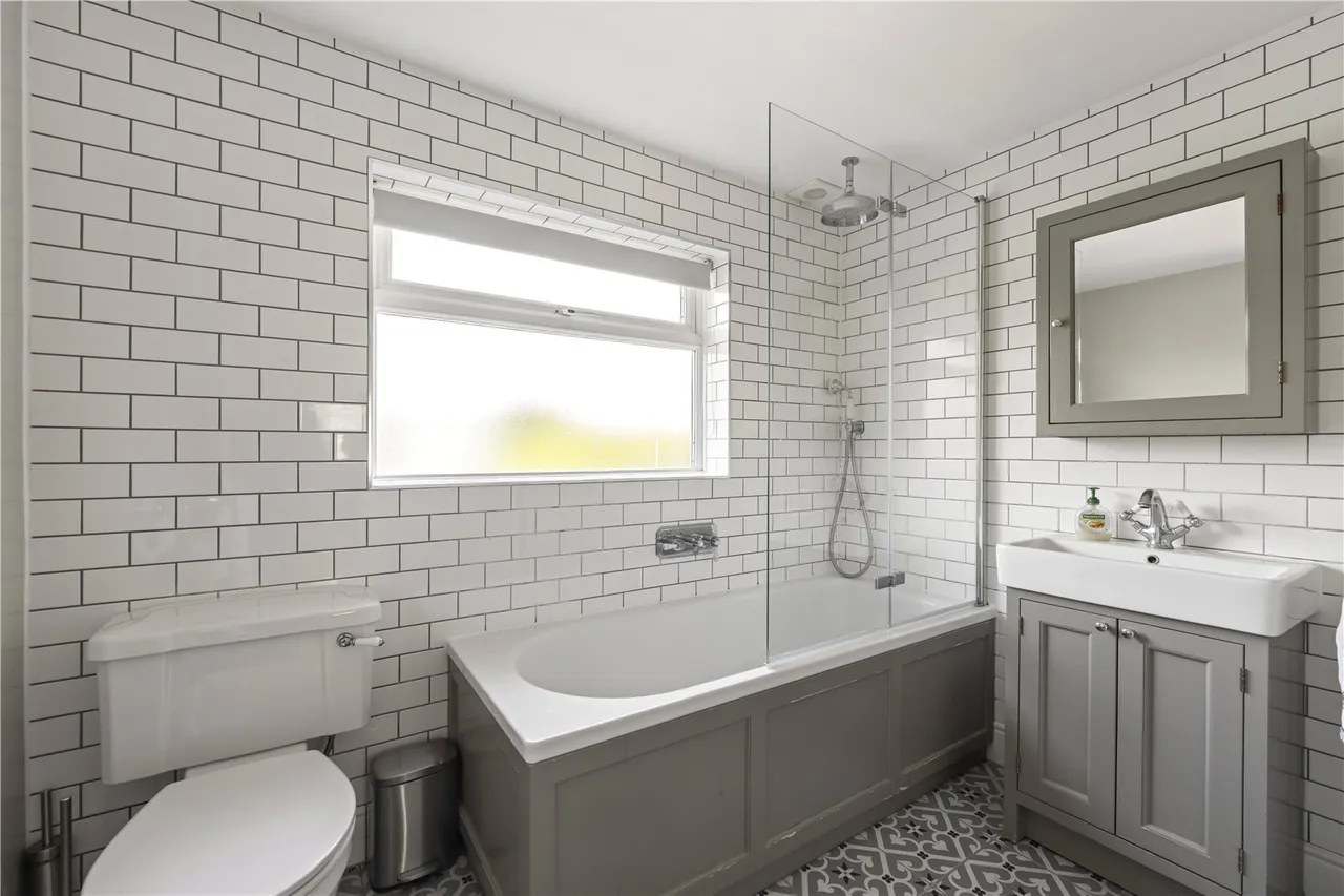 Sunna Gardens, Sunbury, TW16 5EE, photo 9