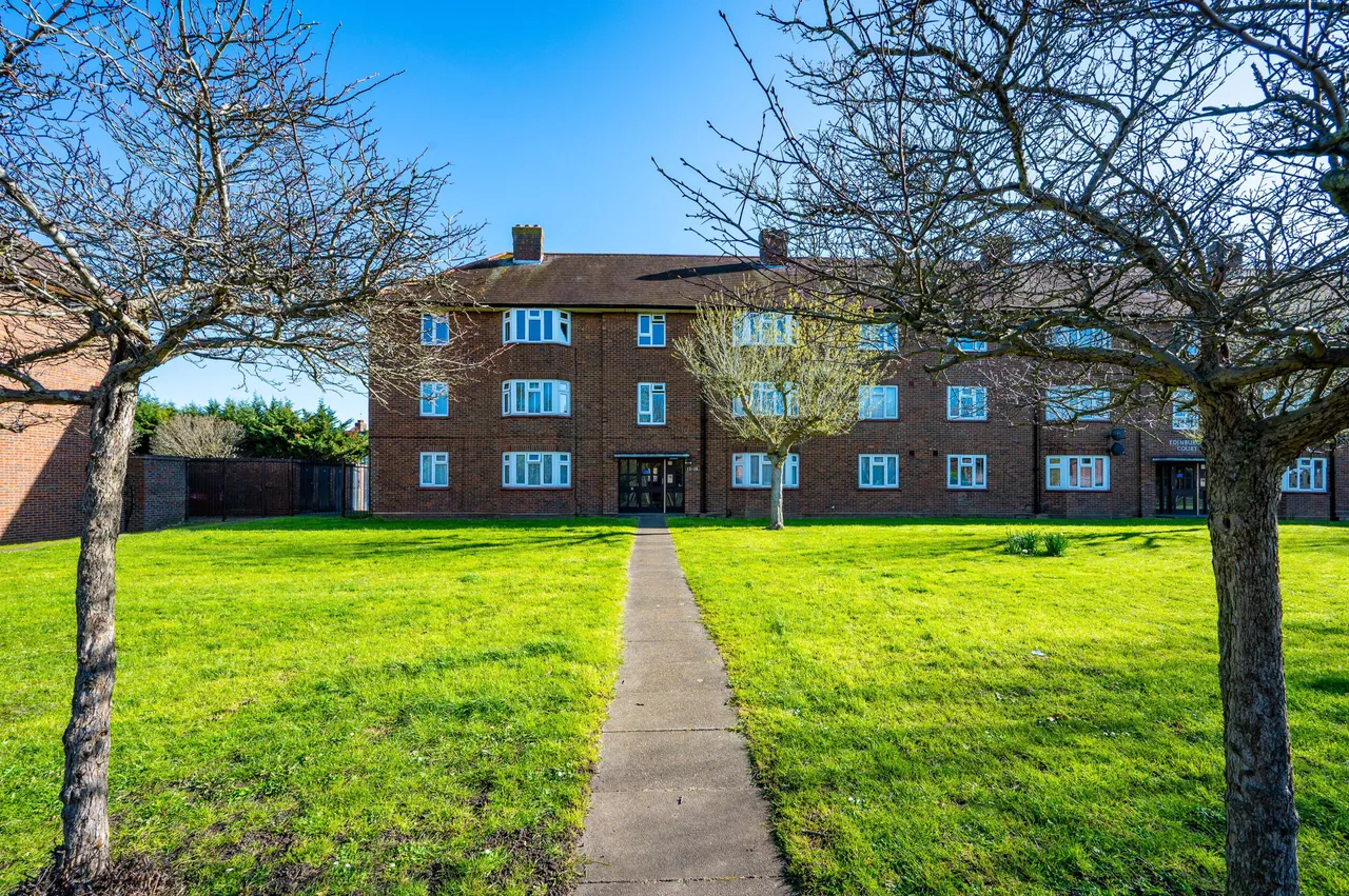 2 bed flat for sale, London, SW20