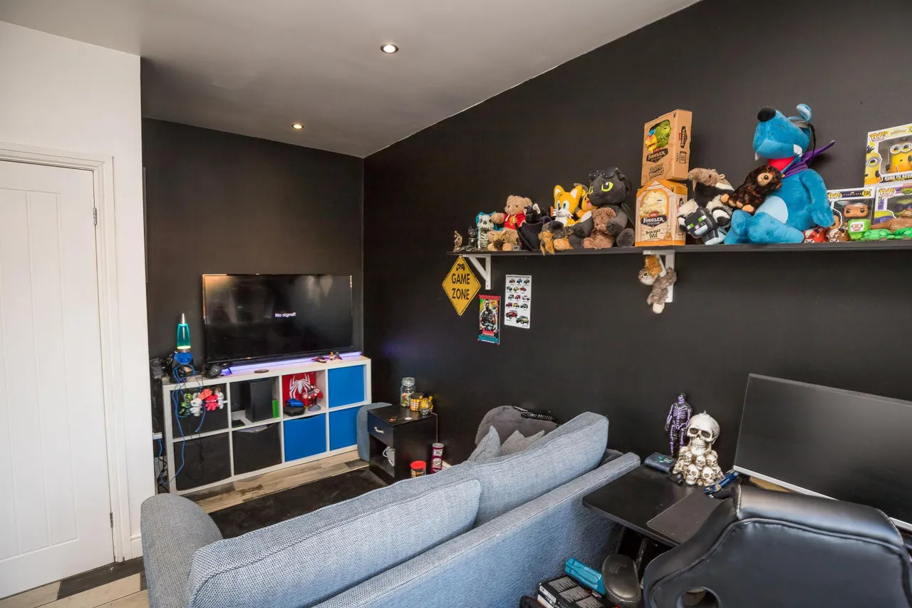 Cefn Road, Wrexham, LL13, photo 11