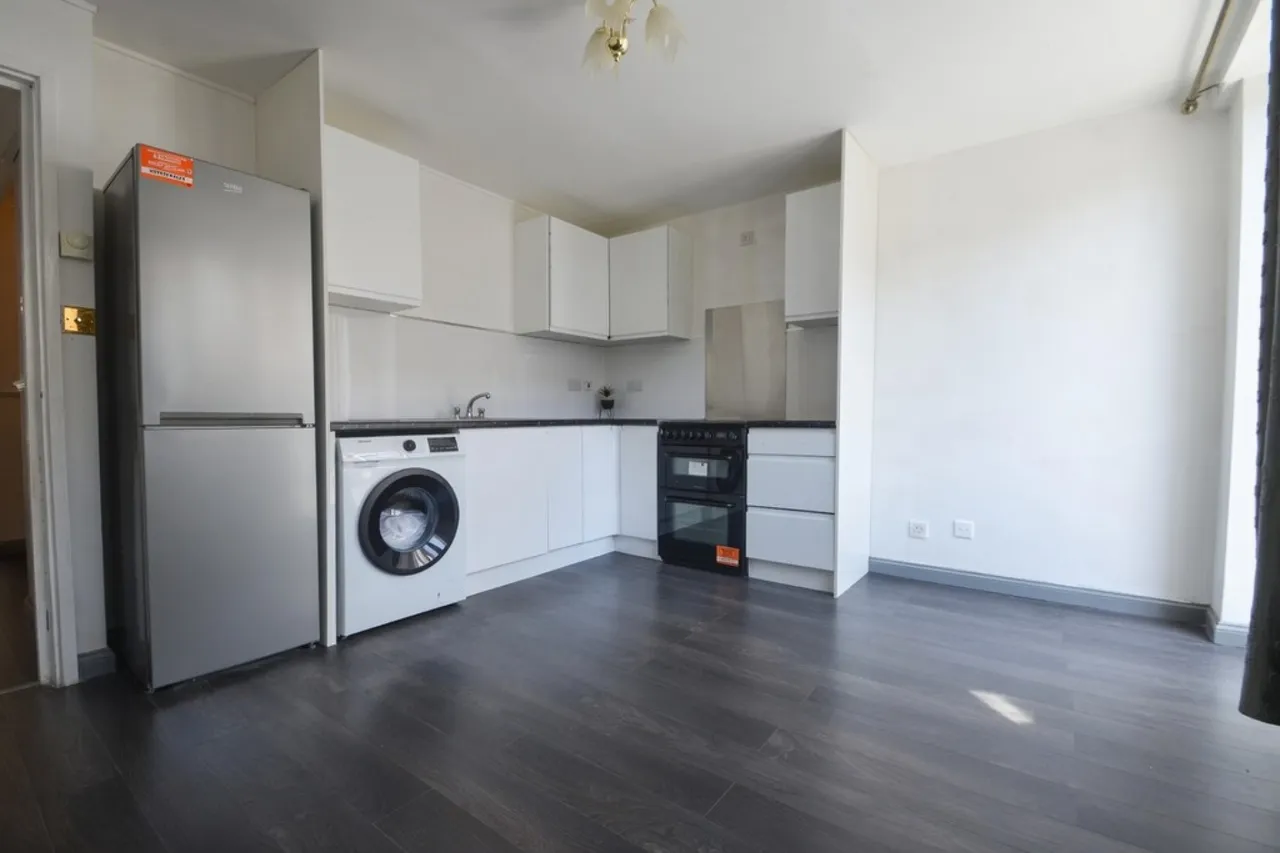 Sandy Drive, Feltham, photo 8