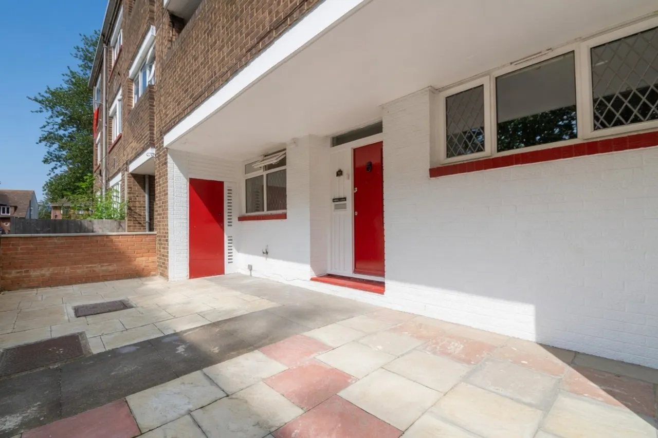 3 bed flat to rent, Sandy Drive, Feltham