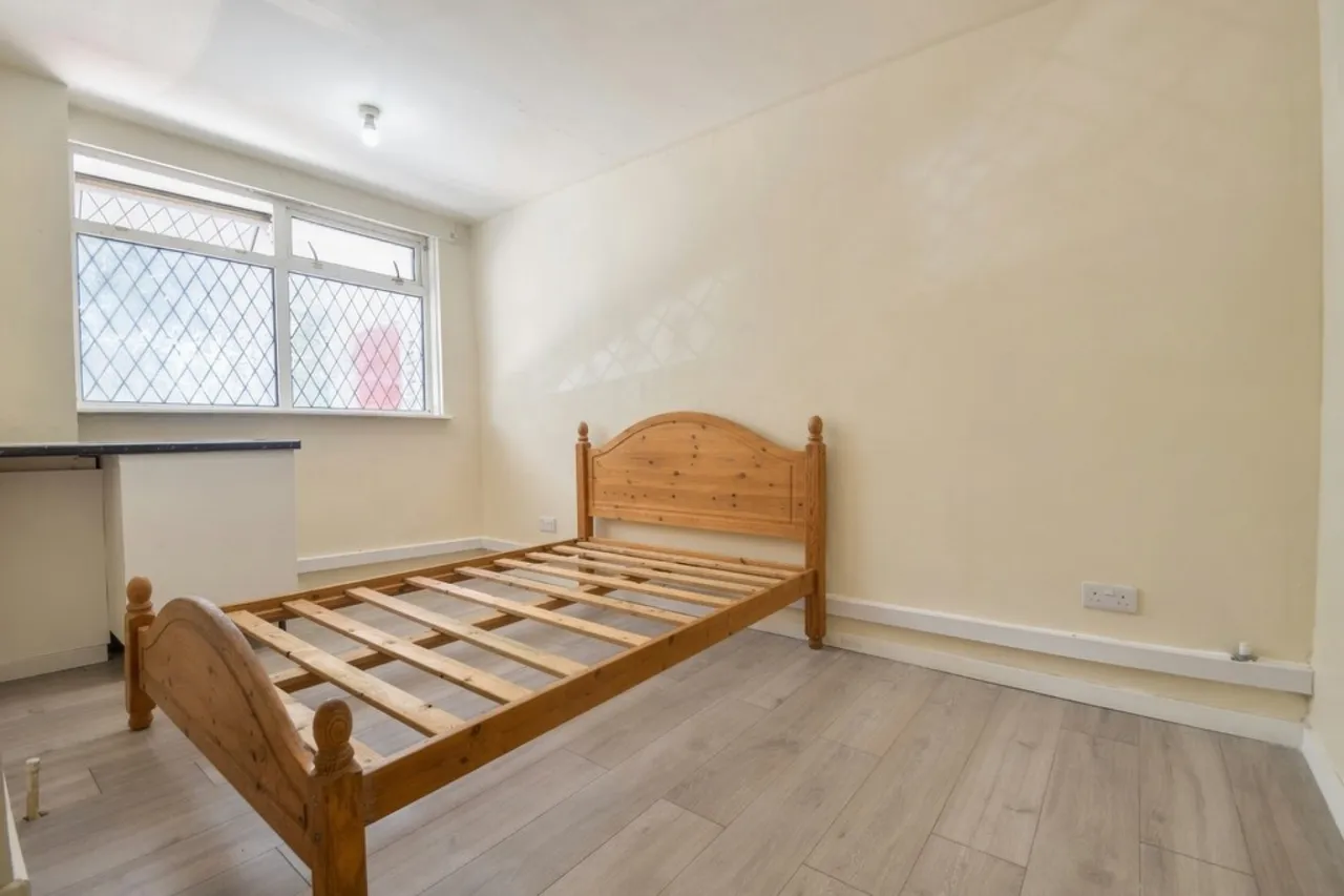 Sandy Drive, Feltham, photo 3