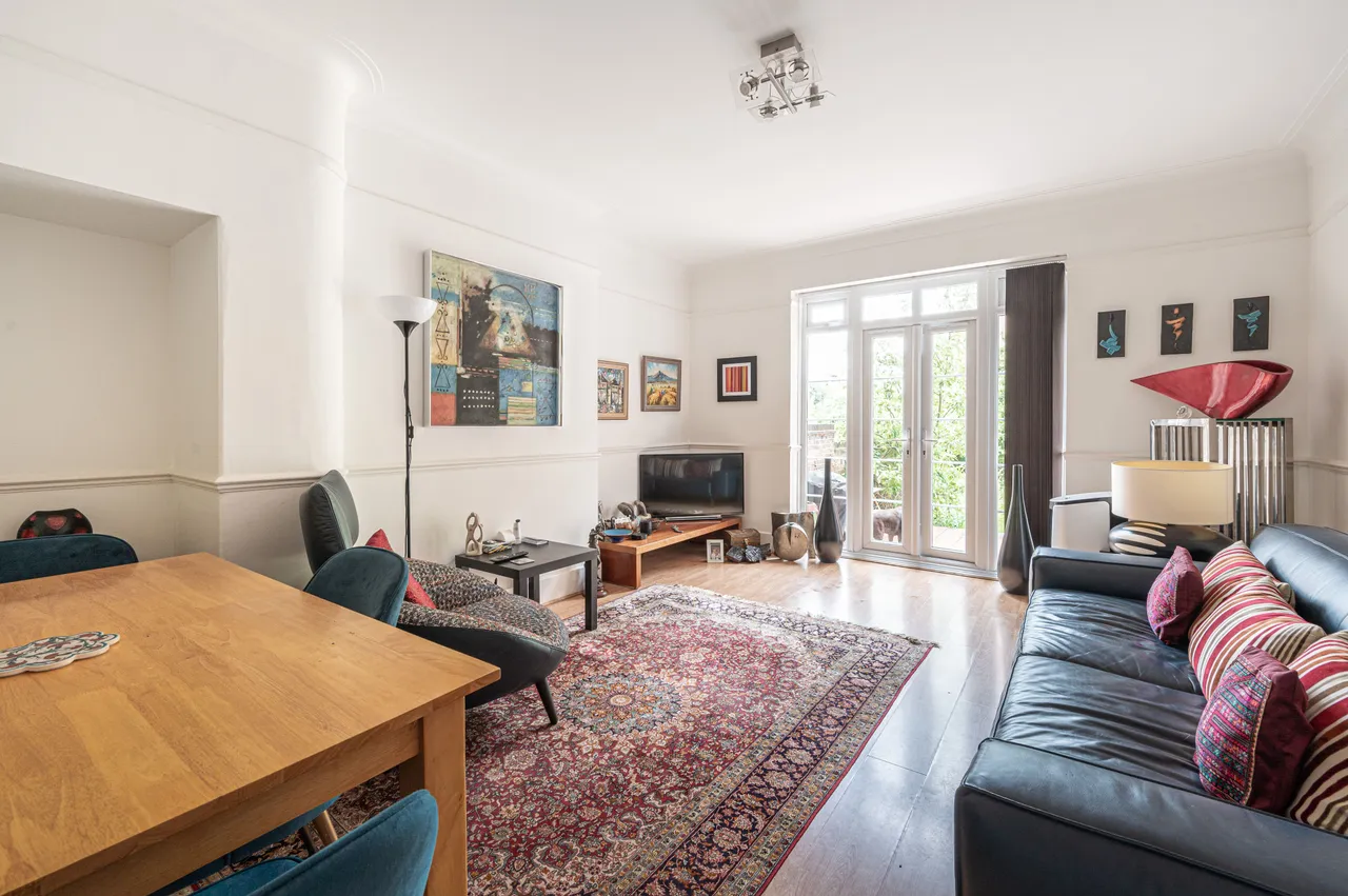 2 bed flat to rent — 1 Canberra Court, 102 Fordwych Road, London