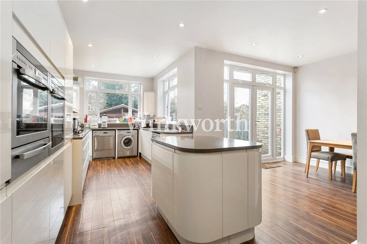Woodberry Avenue, London, N21, photo 2
