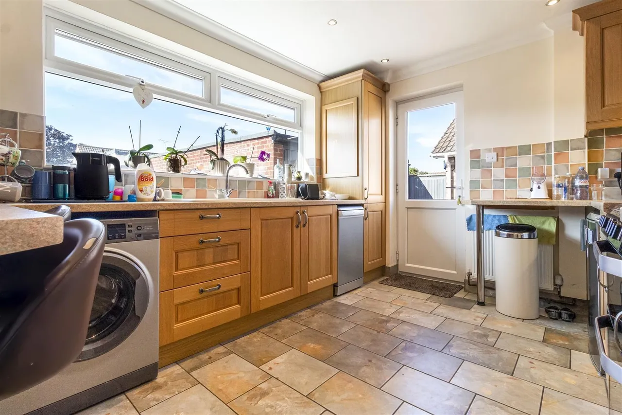 Twyford Close, Worthing, photo 5