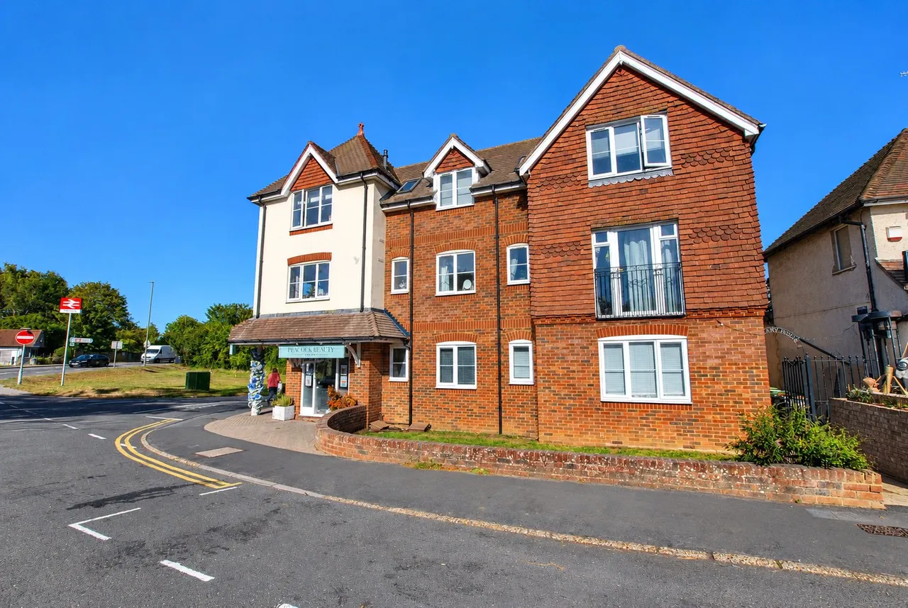 2 bed flat to rent, Kings Road, Shalford, GU4