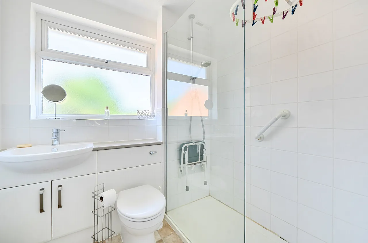 Guildford Road, Lightwater, Surrey, GU18 5RA, photo 10