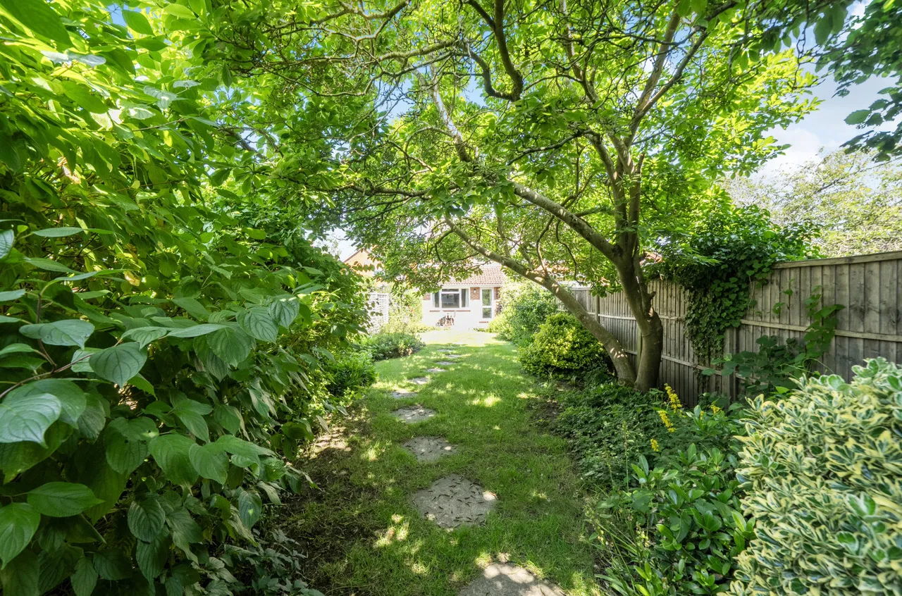 Guildford Road, Lightwater, Surrey, GU18 5RA, photo 17