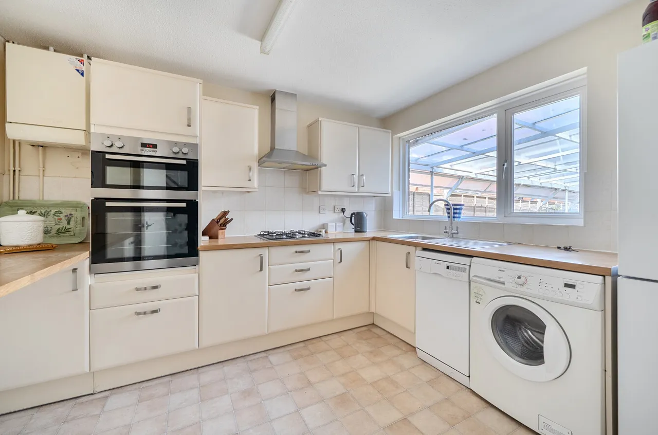 Guildford Road, Lightwater, Surrey, GU18 5RA, photo 6