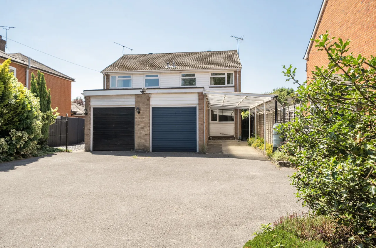 3 bed house for sale — Guildford Road, Lightwater, Surrey, GU18 5RA