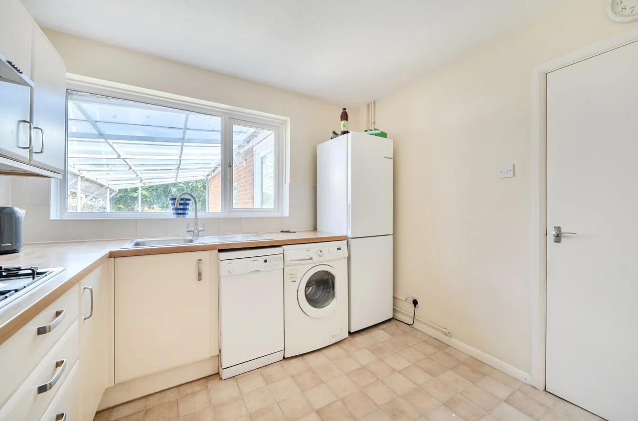 Guildford Road, Lightwater, Surrey, GU18 5RA, photo 5
