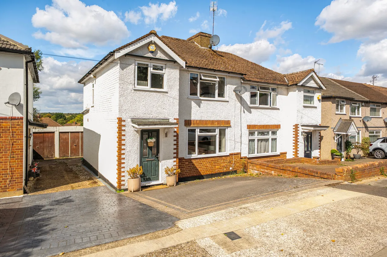 3 bed house for sale — Heathfield Rise, Ruislip, HA4